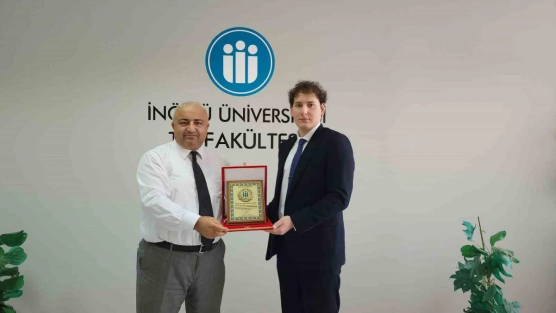 TUS Birincisine, Dekan Beytur'dan plaket