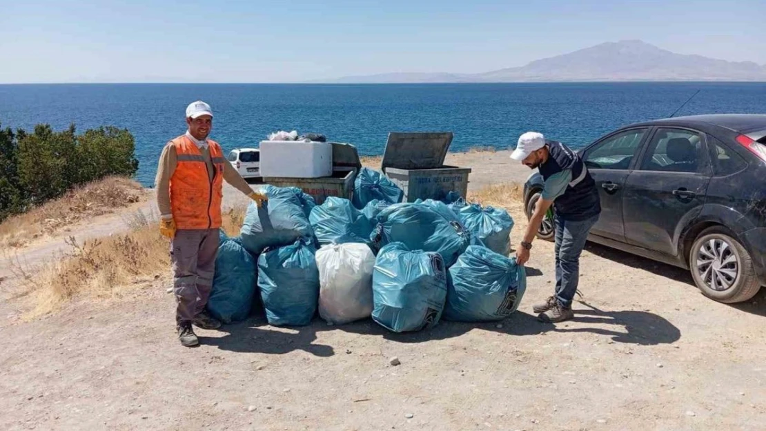 Tuşba Belediyesi'nden Van Gölü sahil temizliği