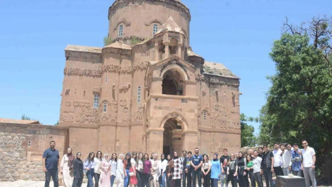 Tuşba Belediyesinden YKS'ye girecek öğrencilere moral gezisi