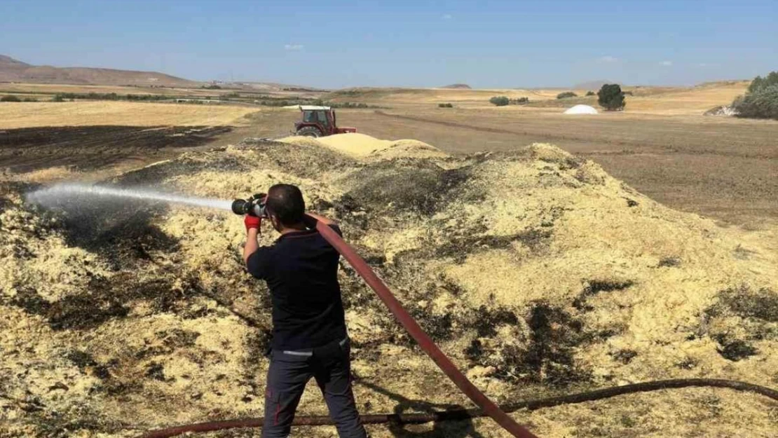 Tuşba'da yangın: 30 ton saman zarar gördü