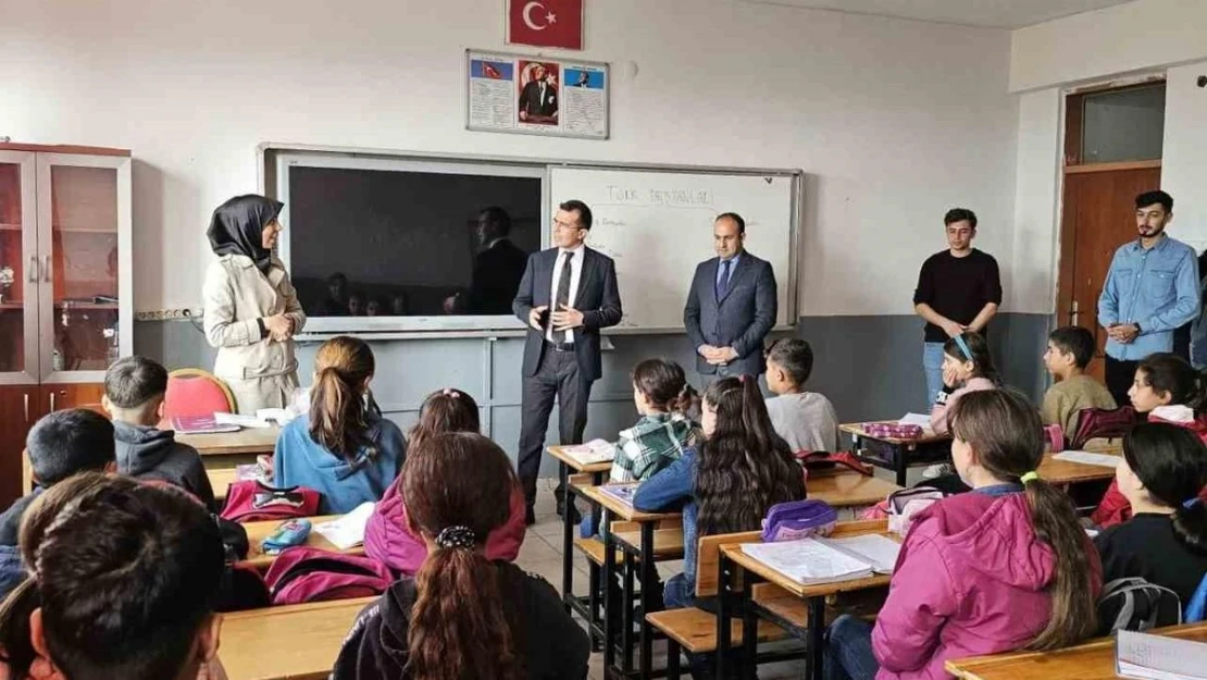 Tutak Kaymakamı Adıbelli, köy okullarını ziyaret etti