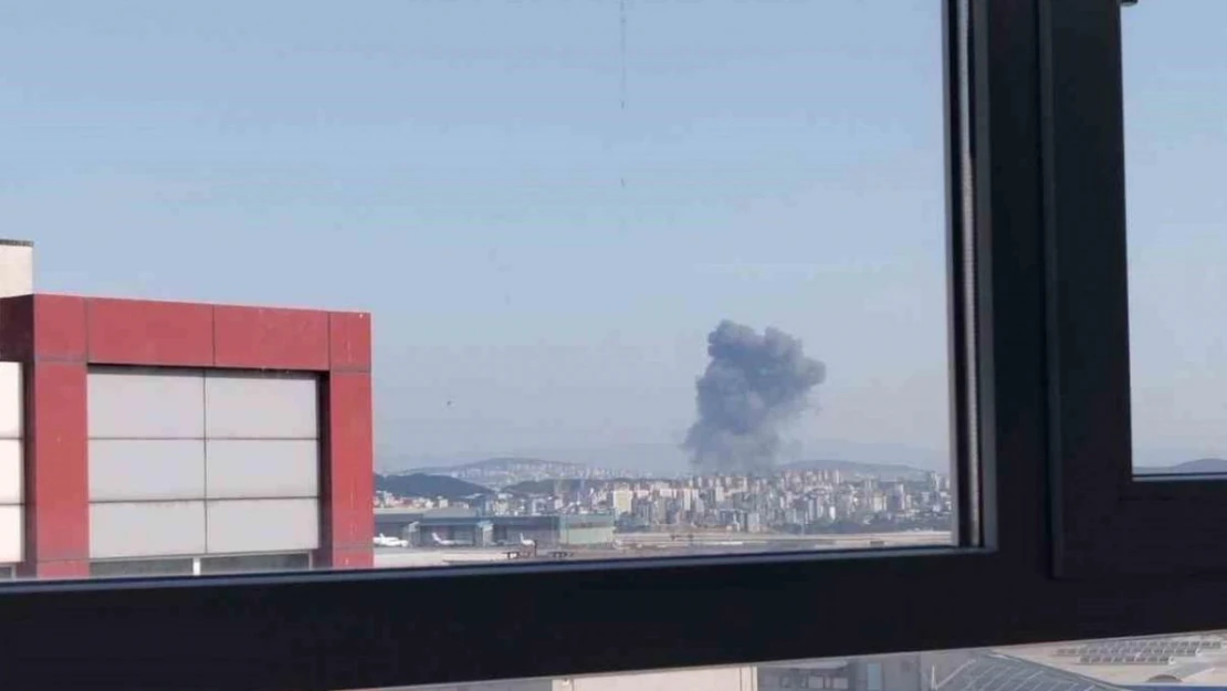 Tuzla'da Kocaeli sınırında bulunan bir fabrikada yangın çıktı. Olay yerine çok sayıda itfaiye ekibi sevk edildi.