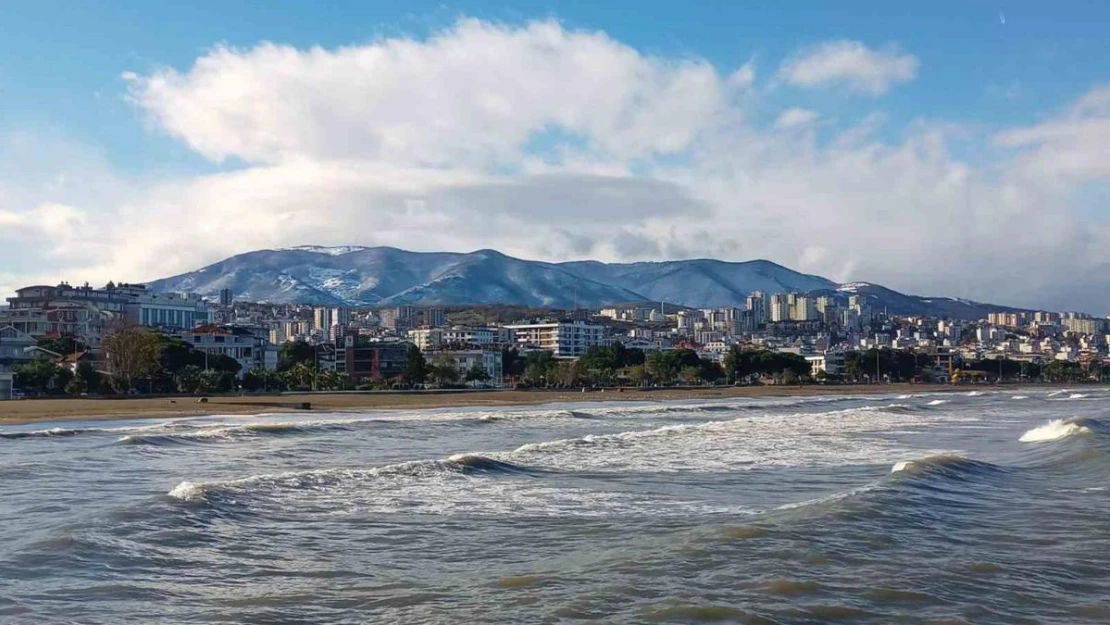 Üç güzellik aynı karede: Kar, kumsal ve deniz