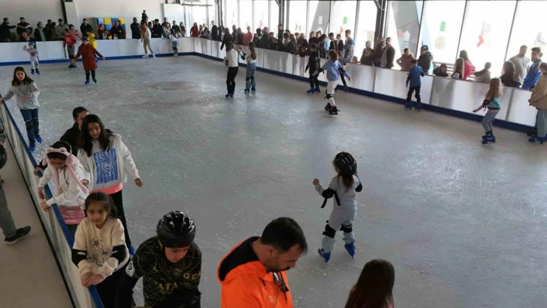 Ücretsiz olunca izdiham yaşandı: Karın yağmadığı şehirde buz pistine akın ettiler