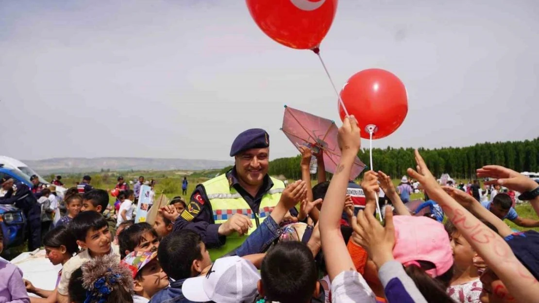 Malatya'da uçurtma şenliği... Çocuklar doyasıya eğlendi