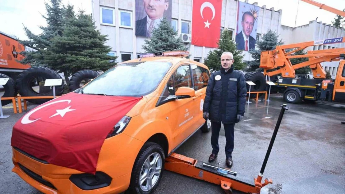 Ulaştırma ve Altyapı Bakanı Uraloğlu: '200 adet makine ve 105 adet ekipman olmak üzere toplam 305 adet makine ve ekipmanı karayollarımıza kazandırdık'