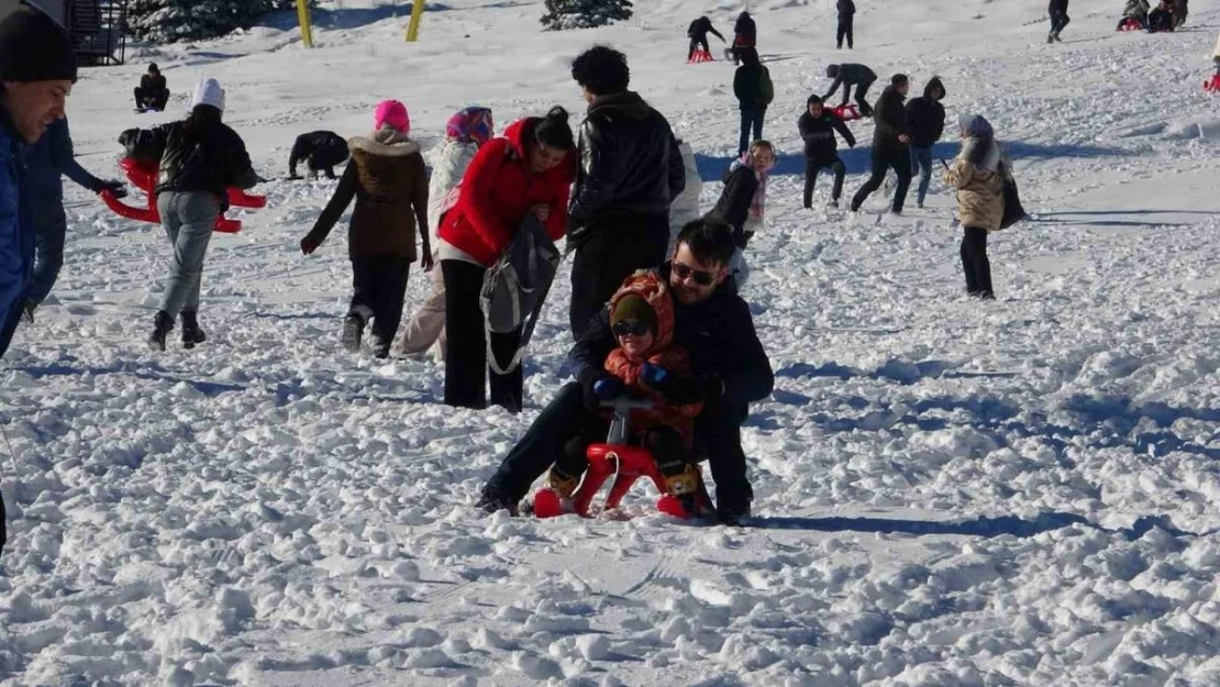 Uludağ'a kar yağdı, vatandaşlar tadını çıkardı