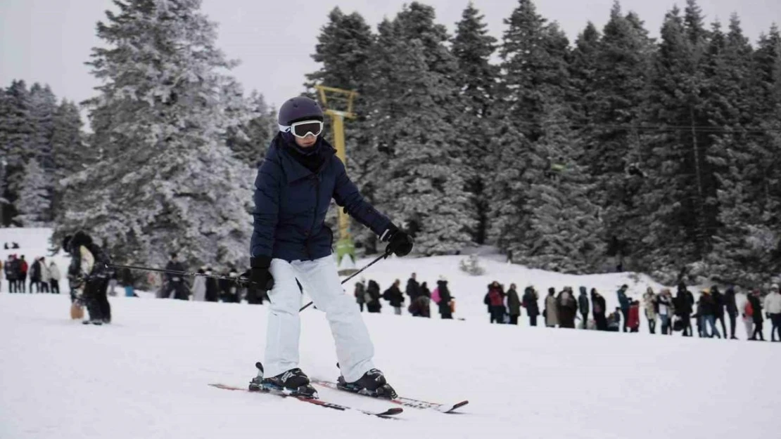 Uludağ'da teleferik ve telesiyej izdihamı, metrelerce kuyruk oluştu