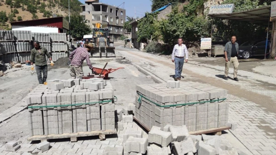 Uludere Belediyesi'nin yol çalışmaları devam ediyor