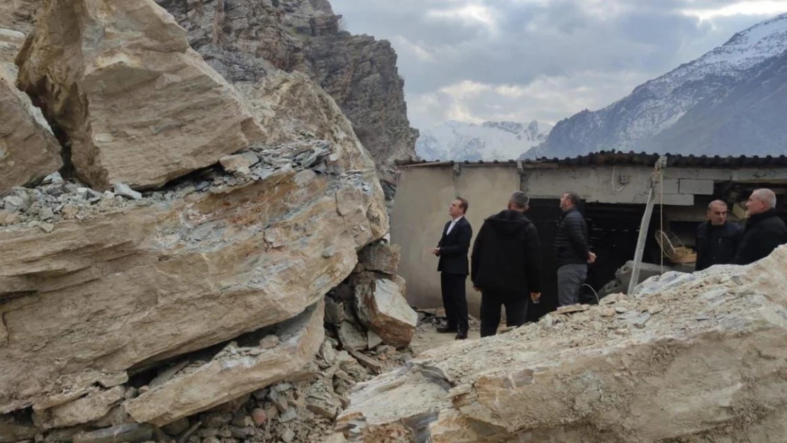 Uludere'de kaya düşmesi sonucu evi zarar gören aileye yardım eli uzatıldı