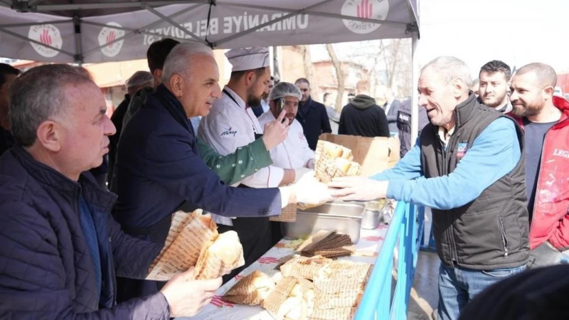 Ümraniye Belediye Başkanı Yıldırım, sanayi esnafına balık ekmek dağıttı