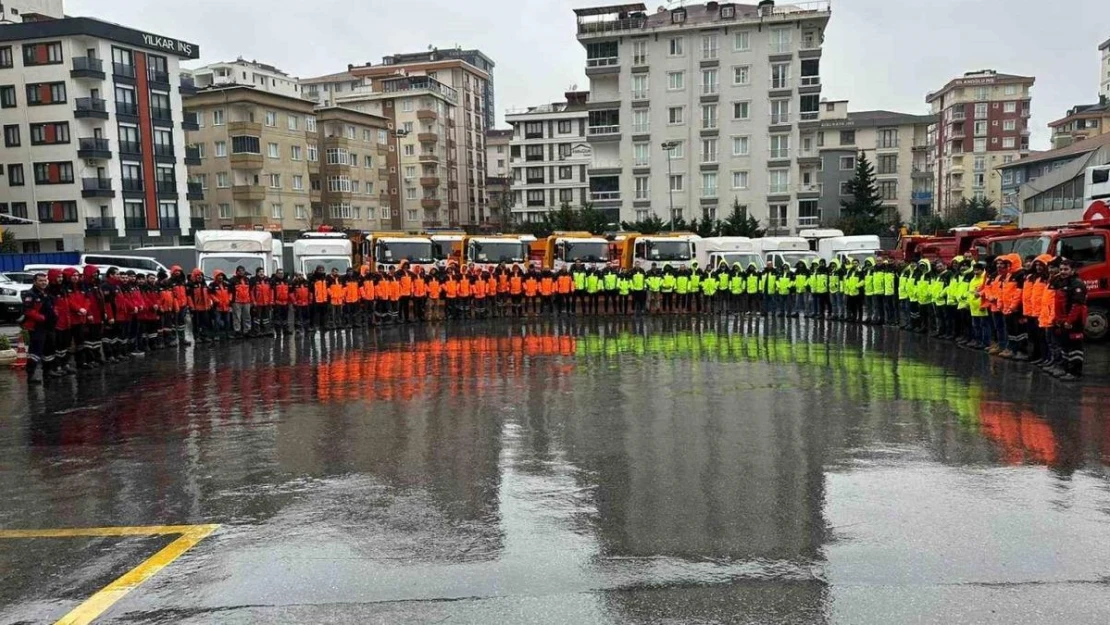 Ümraniye Belediyesi ekipleri kar yağışına karşı hazır