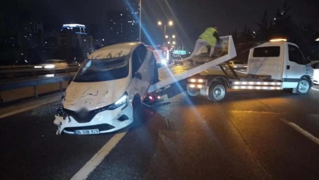 Ümraniye'de seyir halindeki otomobil önündeki araca çarpıp takla attı: 1 yaralı