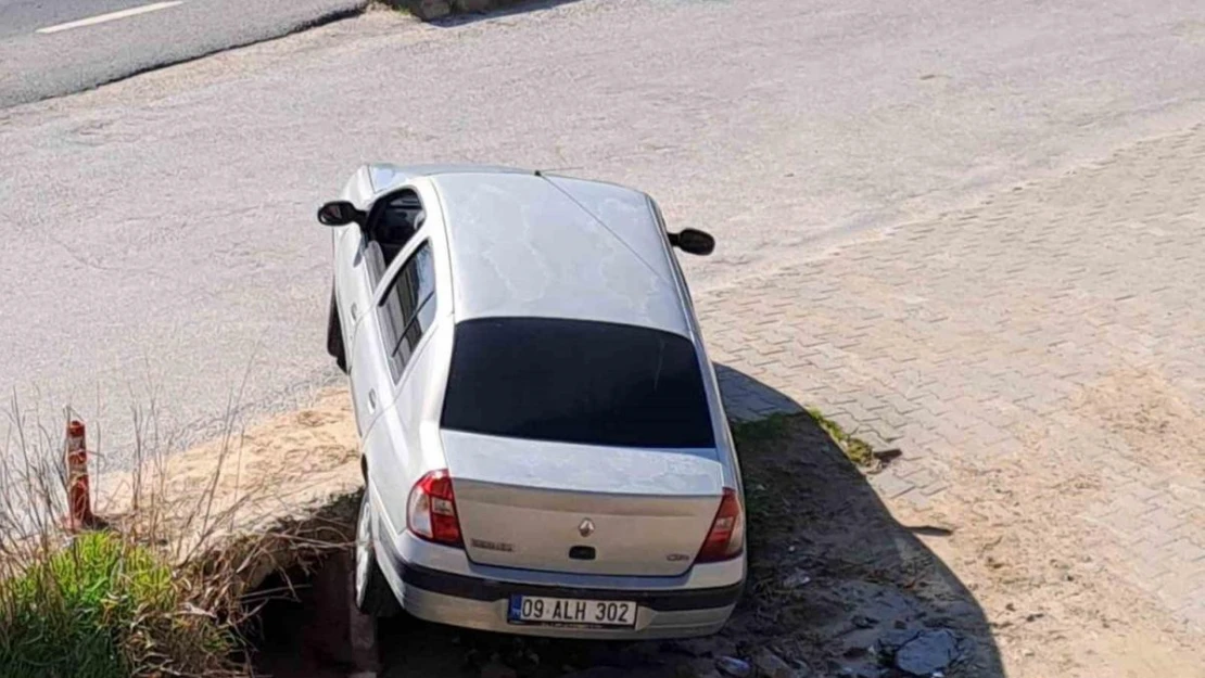 Umurlu'da araç kanala düşmekten son anda kurtuldu