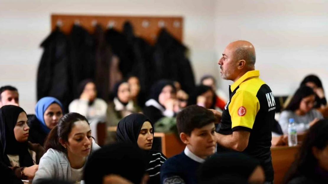 Üniversite öğrencilerine deprem farkındalık eğitimi