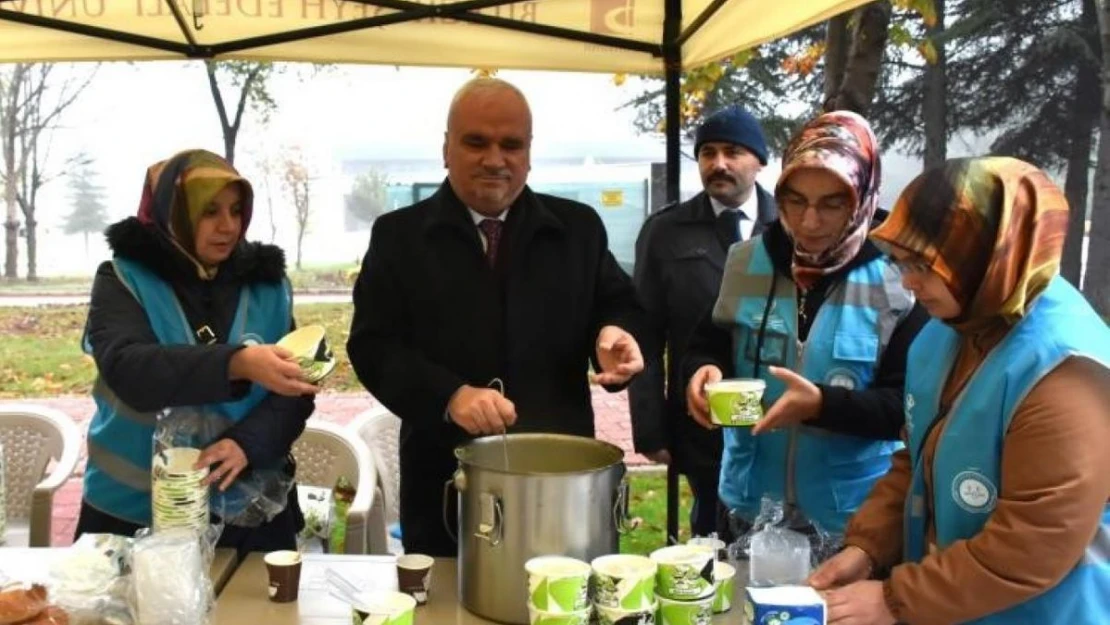 Üniversite öğrencilerine sıcak çorba ikramı yapıldı