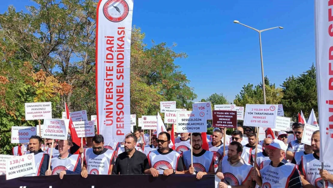 Üniversitelerdeki personel sorunlarının çözüme kavuşturulması için YÖK önünde eylem