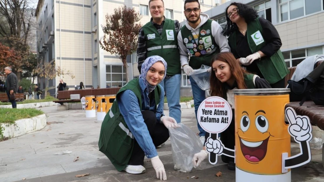 Üniversiteliler kampüste sigara izmariti topladı