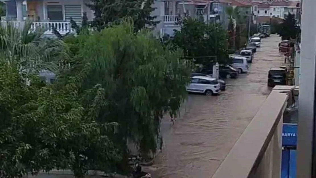 Ünlü tatil merkezi Çeşme sağanağa teslim oldu