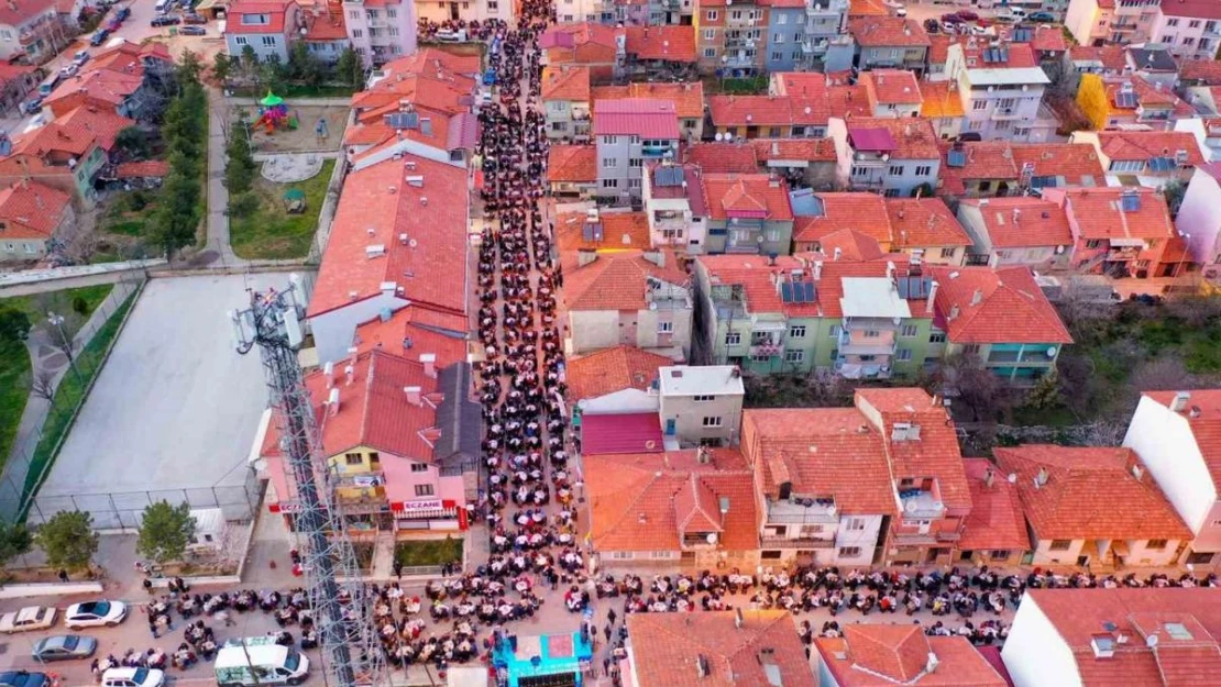 Uşak Belediyesi ilk iftar yemeğini Dikilitaş Mahallesi'nde düzenledi