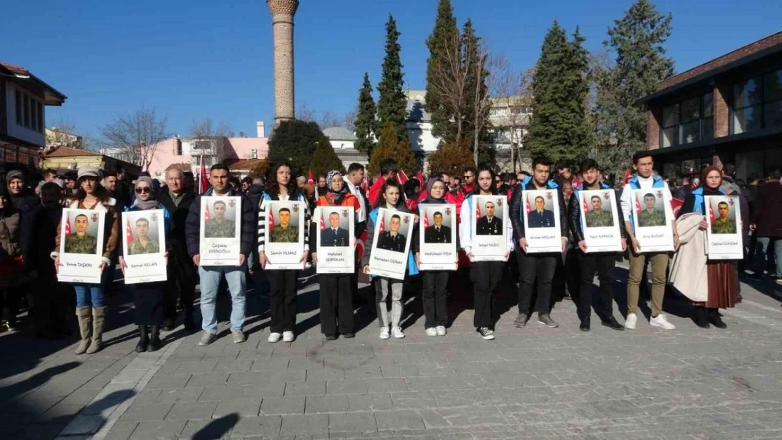 Uşak şehitler için yürüdü