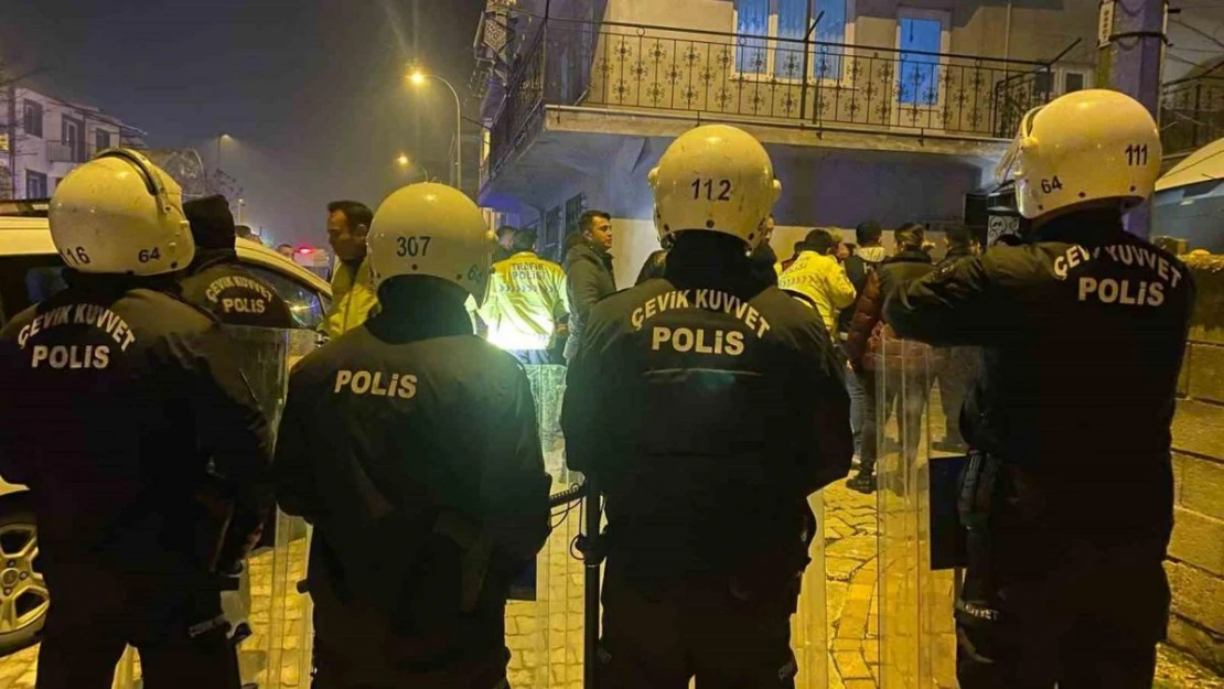 Uşak'ta 'dur' ihtarına uymayan şüpheliler polis aracını yumrukladı