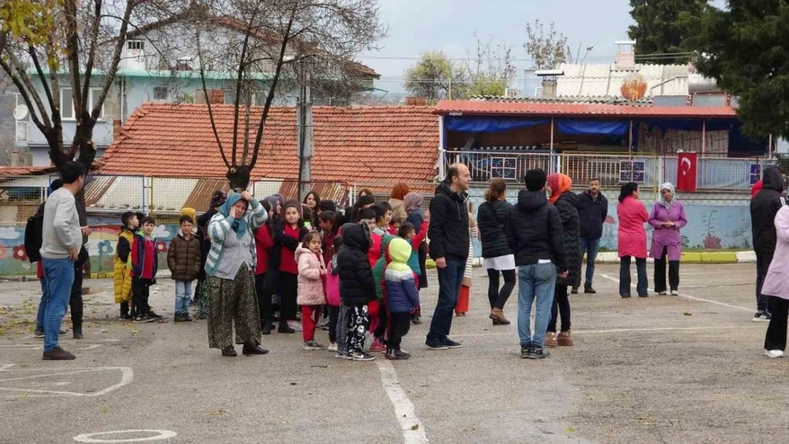 Uşak'ta ilkokulda çıkan yangında 1 kişi dumandan etkilendi