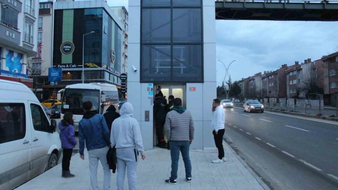 Üst geçit asansöründe mahsur kalan kadını itfaiye kurtardı