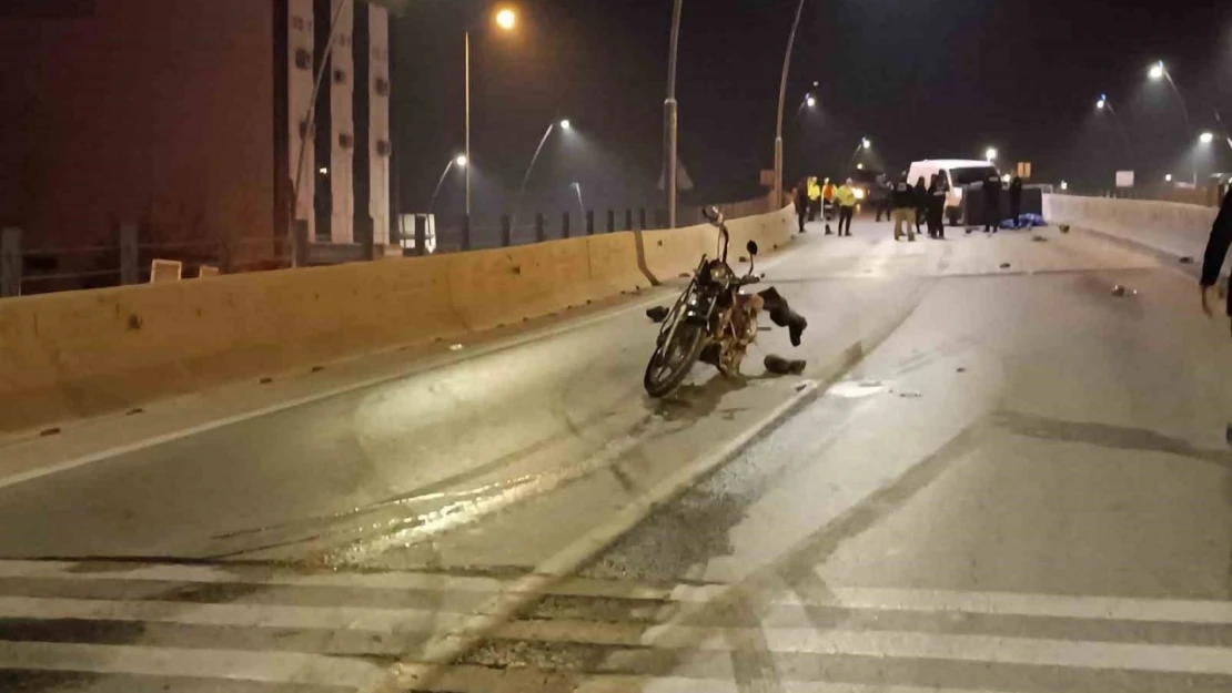 Üst geçitte ilerleyen SUV araç motosiklete çarptı: 2 ölü