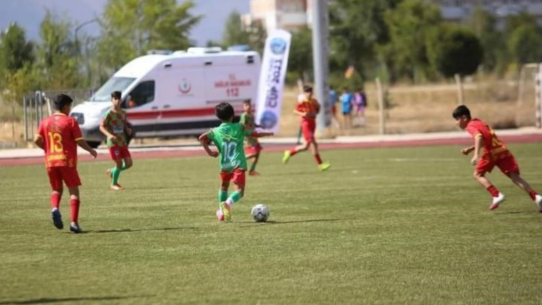 UYAFA Ağrı Dağı Cup Futbol Turnuvası'nın şampiyonu Diyarbakır oldu