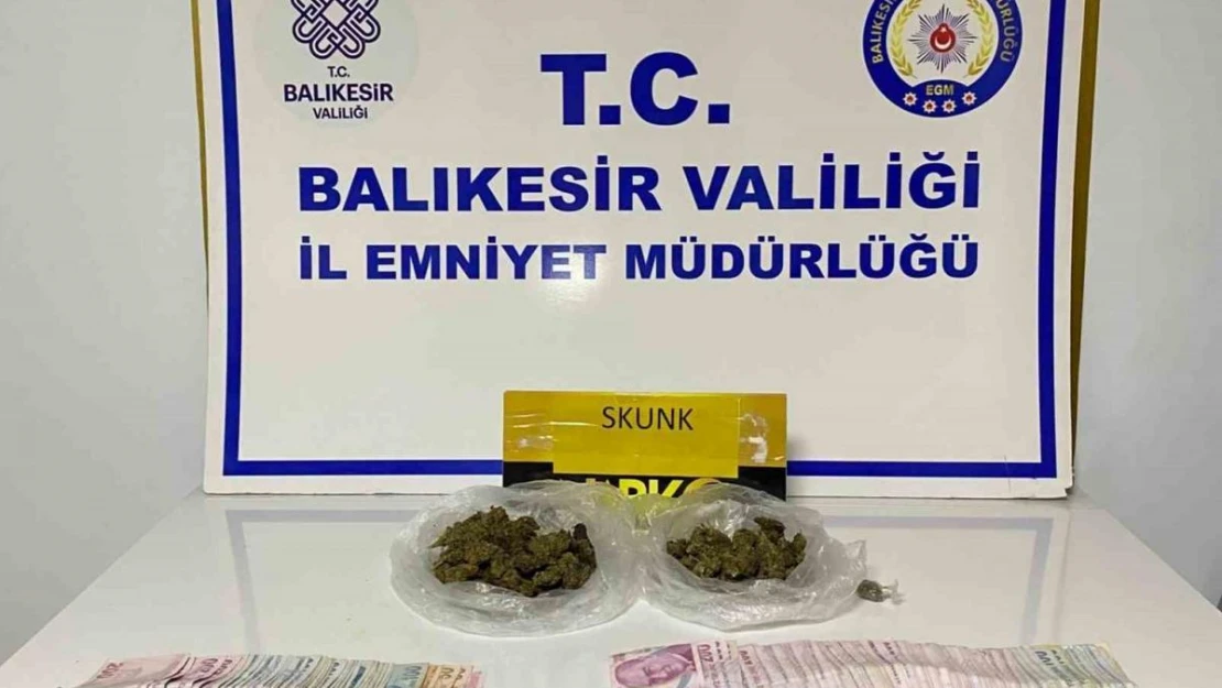 Uyuşturucu maddeyi otomobilin havalandırmasına sakladılar