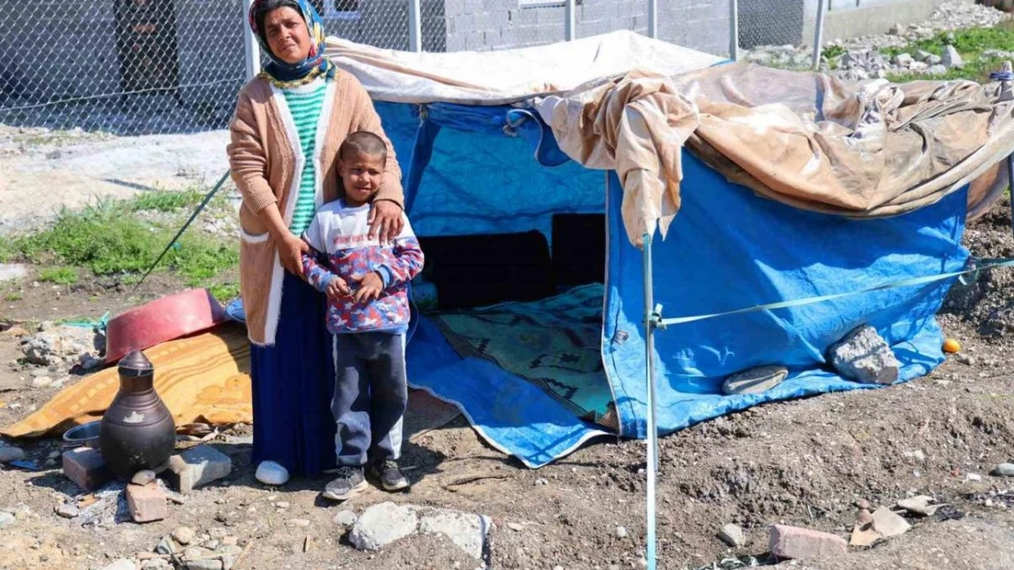 Uyuşturucu müptelası kocası tarafından darp edilip sokağa atılan kadın, çocuklarıyla çadırda yaşamaya başladı