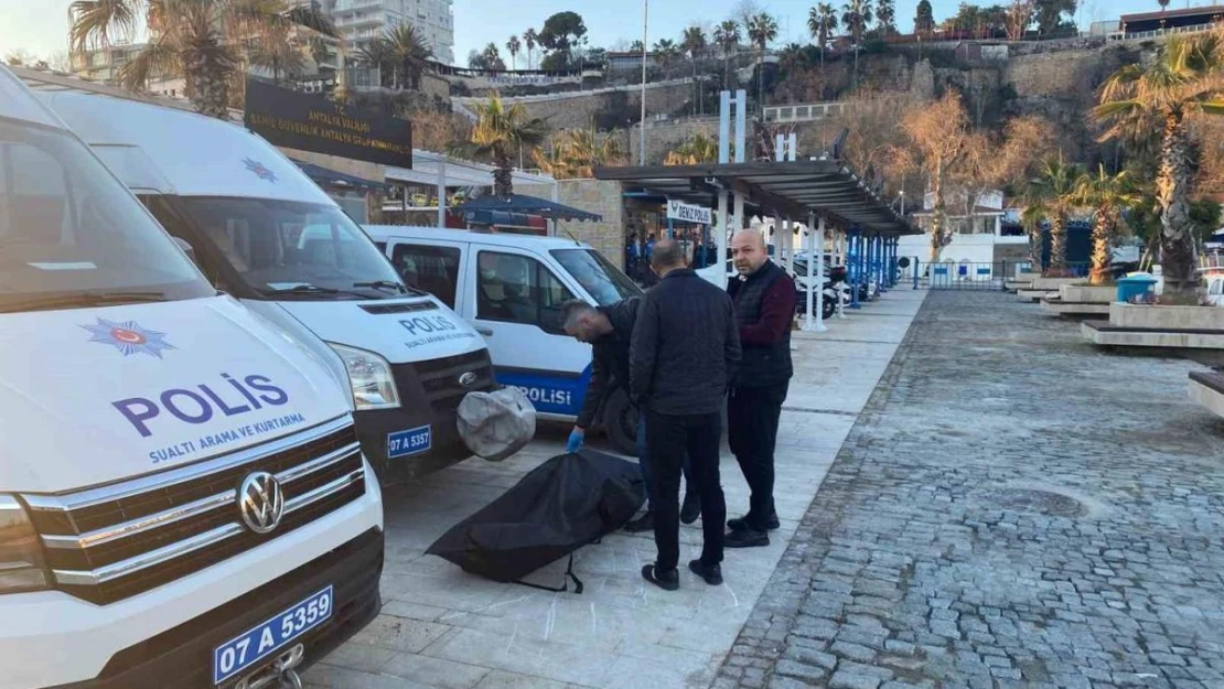 Üzerindeki elbiselerle deniz yüzeyinde cansız bedeni bulundu