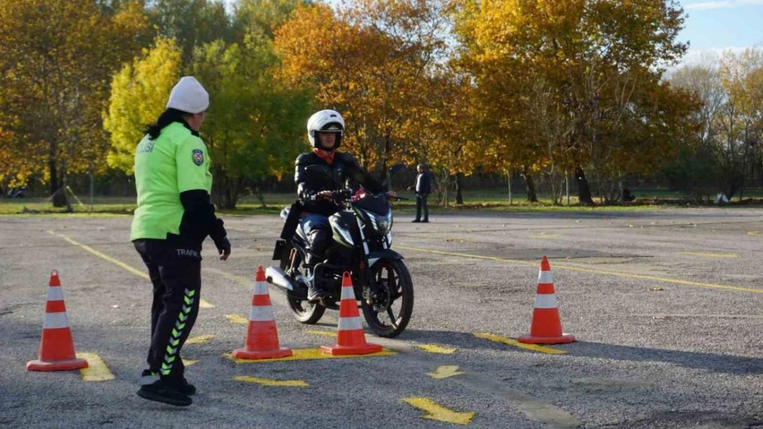 Uzman polisler, meslektaşlarına motosiklet eğitimi veriyor