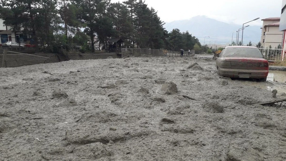 Üzümlü'de sel zarara yol açtı