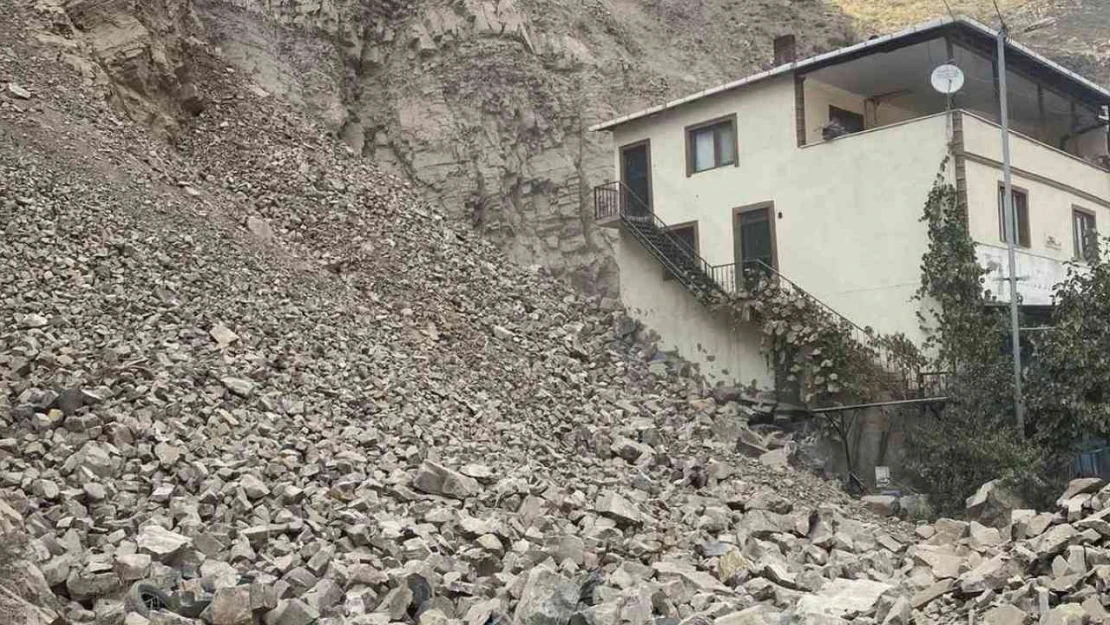 Uzundere'de heyelan önleme çalışmaları, ev ve iş yerlerinde hasara yol açtı