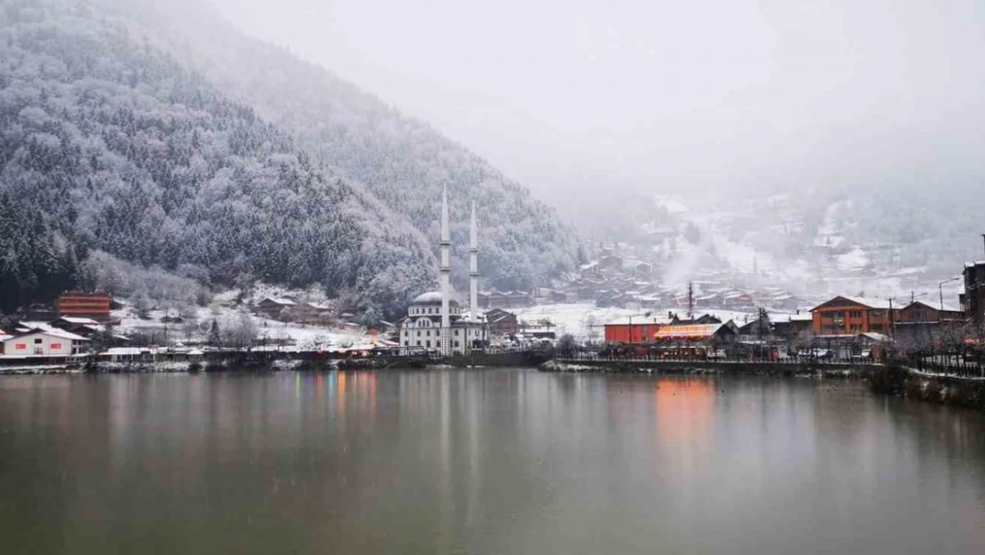 Uzungöl'e mevsimin ilk karı yağdı, göl çevresi beyaz örtüyle kaplandı