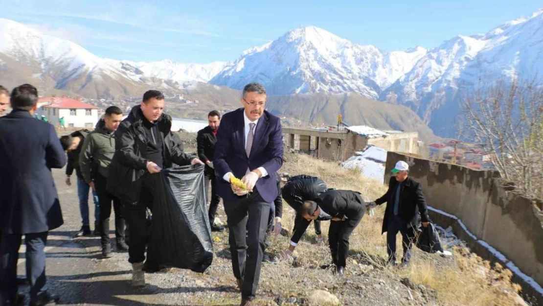 Vali Ali Çelik, öğrencilerle çöp topladı