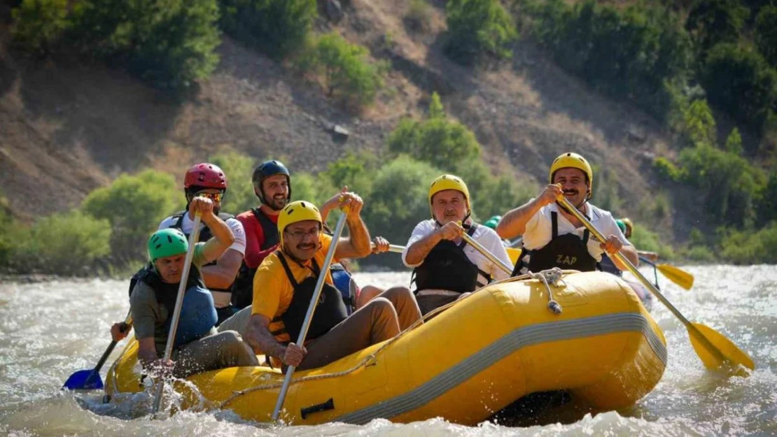 Vali Ali Çelik, Zap Suyu'nda gençlerle rafting yaptı