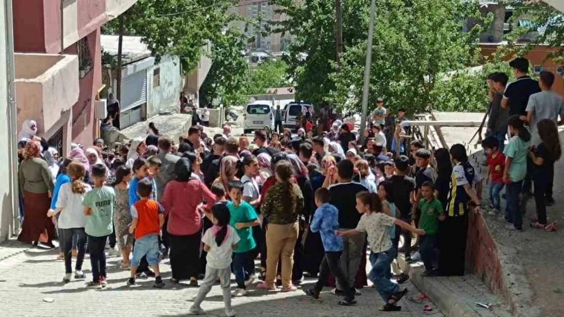 Vali Atay çocuklara bayram harçlığı dağıttı