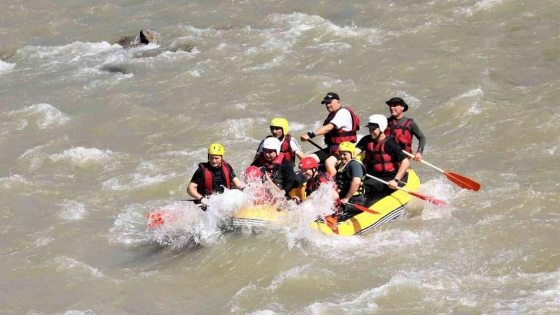 Vali Aydoğdu, Karasu Nehrinde rafting yaptı