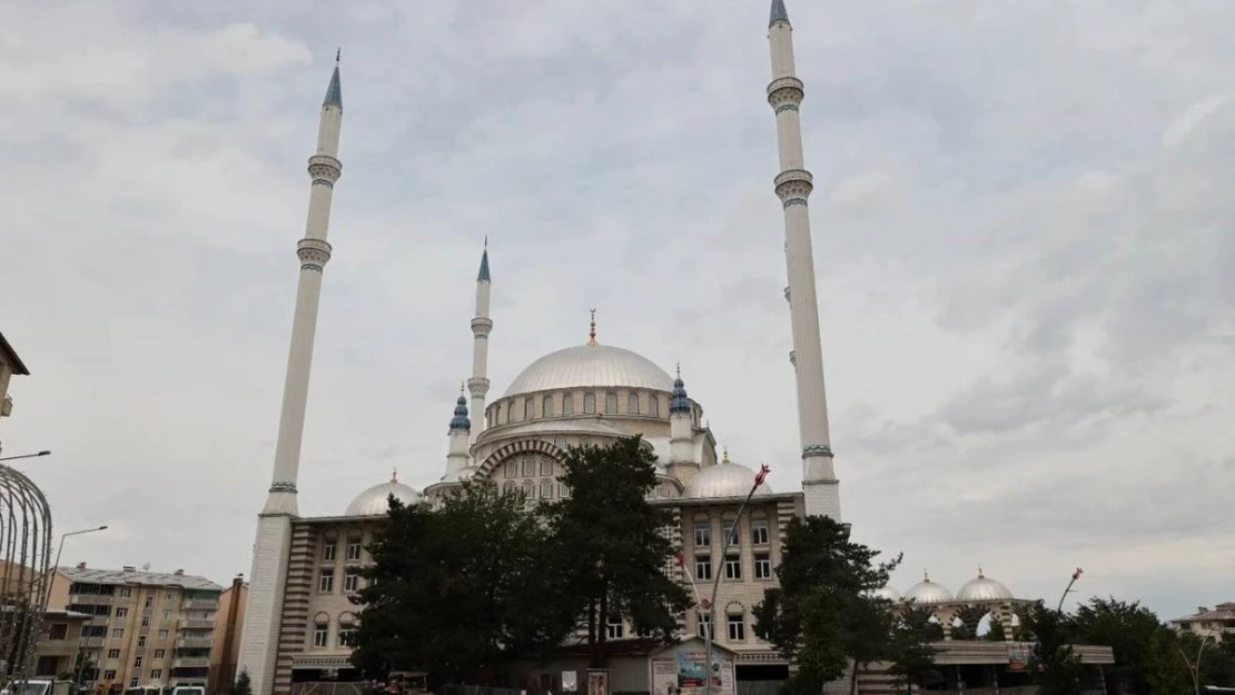 Vali Çakır, camii inşaatında incelemelerde bulundu