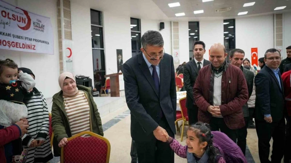 Vali Çelik, ailelerle iftar yemeğinde bir araya geldi
