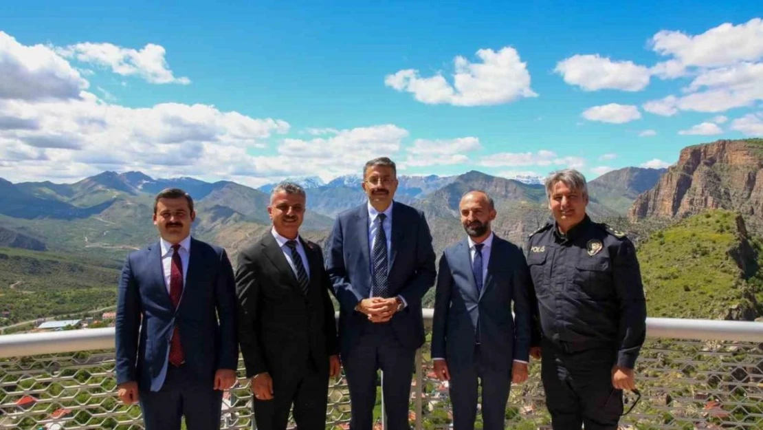 Vali Çelik, Çukurca'ya hayran kaldı