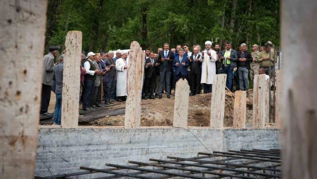 Vali Çelik, Yeşilova Camisi'nin temelini attı