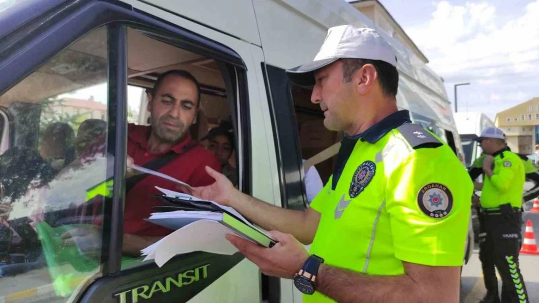 Vali Çiçek, okul servislerine yönelik denetimlere katıldı