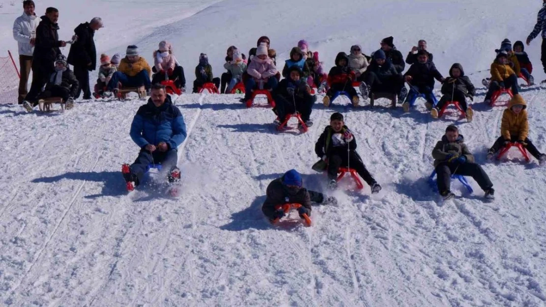 Vali Çiftçi çocuklarla kızak kaydı, gençlerle kayak yaptı