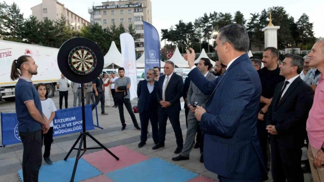 Vali Çiftçi Halk Sağlığı Şenliği'nde hedefe ok attı