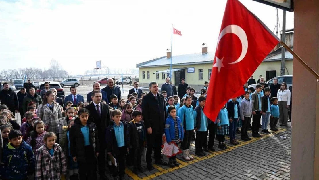 Vali Çiftçi öğrencilerin karne heyecanını paylaştı