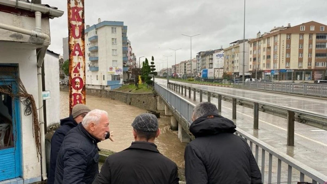 Vali İlhami Aktaş, taşkın olan yerlerde incelemelerde bulundu